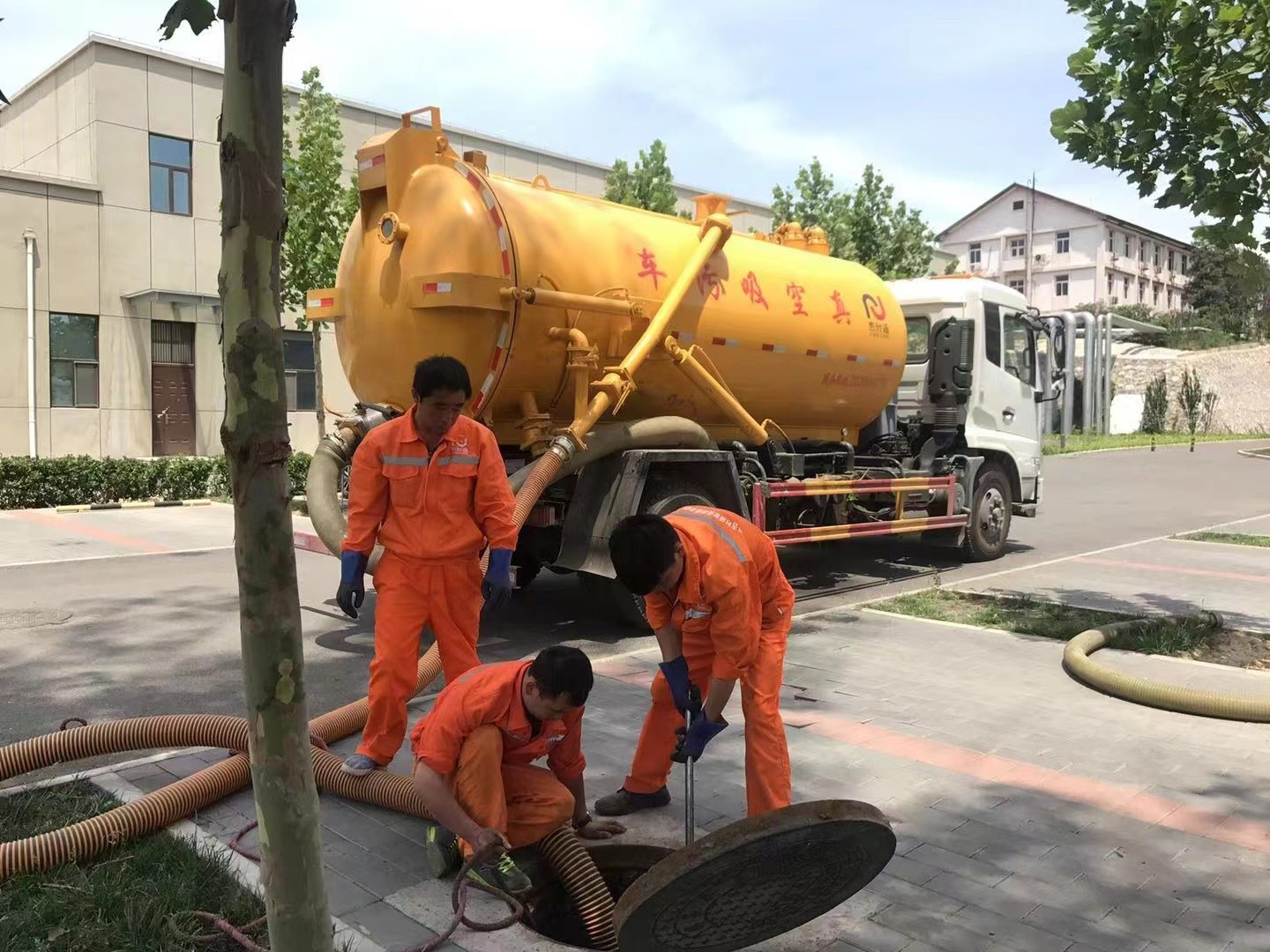 七台河管道疏通车停在窨井附近