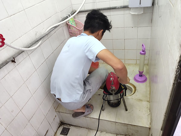 七台河肥皂掉到马桶里把马桶堵住了怎么办？马桶堵住了怎么办